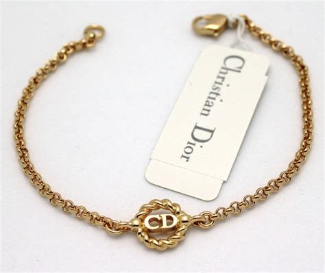 pulsera christian dior precio original|Iconos de la moda del siglo XX y sus aportes a la moda: Christian Dior.